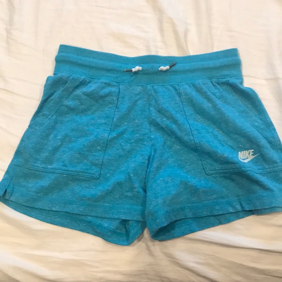 nike cloth shorts - Picture 3 of 3